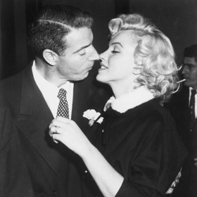 Joe DiMaggio

Na začátku 50. let podlehl kouzlu Marilyn Monroe jeden z nejpopulárnějších hráčů baseballu – Joe DiMaggio. Amorův šíp ho zasáhl tak hluboko, že neváhal opustit manželku a zanedlouho požádal o ruku Marilyn. Ačkoliv pár uchvátil celé Spojené státy, záhy se ukázalo, že Joe DiMaggio má problémy se žárlivostí. Dokonce dorazil na natáčení filmu The Seven Year Itch, kde přerušil natáčení legendární scény, kde se herečce nadzvedávají bílé šaty. I když manželství trvalo pouhých devět měsíců, pár si i nadále zůstal blízký. Nikoho tedy nepřekvapilo, když Joe DiMaggio nad rakví Marylin Monroe v slzách třikrát pronesl „miluji tě“. 
