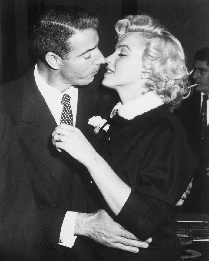 Joe DiMaggio

Na začátku 50. let podlehl kouzlu Marilyn Monroe jeden z nejpopulárnějších hráčů baseballu – Joe DiMaggio. Amorův šíp ho zasáhl tak hluboko, že neváhal opustit manželku a zanedlouho požádal o ruku Marilyn. Ačkoliv pár uchvátil celé Spojené státy, záhy se ukázalo, že Joe DiMaggio má problémy se žárlivostí. Dokonce dorazil na natáčení filmu The Seven Year Itch, kde přerušil natáčení legendární scény, kde se herečce nadzvedávají bílé šaty. I když manželství trvalo pouhých devět měsíců, pár si i nadále zůstal blízký. Nikoho tedy nepřekvapilo, když Joe DiMaggio nad rakví Marylin Monroe v slzách třikrát pronesl „miluji tě“. 
