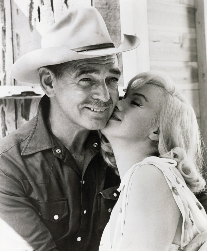 Do hollywoodského herce Clarka Gableho se herečka zamilovala v roce 1960, kdy společně natáčeli film The Misfits. Marilyn Monroe viděla v devětapadesátiletém Clarkovi otce, kterého nikdy neměla, avšak Clark se k Marilyn příliš neměl. Někteří si dokonce myslí, že jeho infarkt byl způsoben rozmachy a hvězdnými manýry, které Marilyn během natáčení měla.

