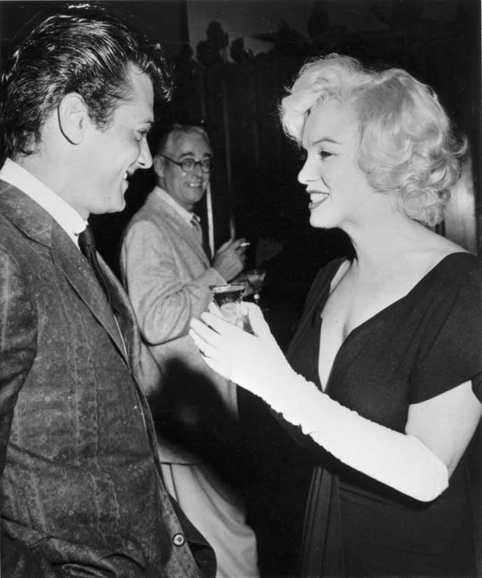 Tony Curtis

O menší pozdvižení se postaral herec Tony Curtis, který v roce 2009 vydal své paměti. V knize nechybí ani kapitola, ve které zmiňuje milostnou aférku s Marilyn Monroe. Údajně se dvojice k sobě měla už na počátku 50. let a jejich románek pokračoval také během společného natáčení Někdo to rád horké. Tony Curtis dokonce přiznal, že byl otcem dítěte, které Marilyn Monroe potratila. Pravdu zná ale jenom Marilyn a Tony...
