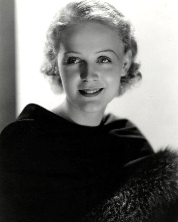 Gloria Stuart na obálce magazínu New Movie Magazine, rok 1932. I v pokročilém věku byla po několikáté vyhlášena jednou z nejkrásnějších žen světa.
Gloria Stuart na obálce magazínu New Movie Magazine, rok 1932. I v pokročilém věku byla po několikáté vyhlášena jednou z nejkrásnějších žen světa.