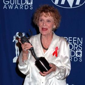 Gloria Stuart při přebírání filmové ceny. Na svou životní roli si musela počkat 87 let! Ano, byla to role staré Rose v Titanicu.
