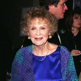 Gloria Stuart uměla stárnout s grácií. Inspirovala svět nejen jako herečka, ale i jako malířka, grafička a aktivistka.
