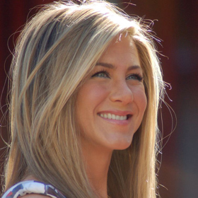 Jennifer Aniston nejspíš objevila lektvar mládí. Nebo snad za svůj mladistvý vzhled vděčí obličejové józe? A nejen tomu, cvičí i další typy jógy určené pro celé tělo. Protože se ale snaží udržet si štíhlou linii, nezapomíná kromě zpevňující jógy ani na kardio cvičení, které praktikuje několikrát týdně. Není tedy divu, že se jí daří udržet si tak skvělou figuru.
