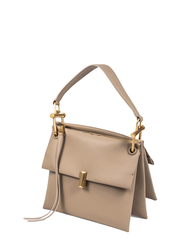 Hugo Boss (prodává Fashion Arena Prague Outlet), původní cena 21 690 Kč, outletová cena 10 845 Kč
