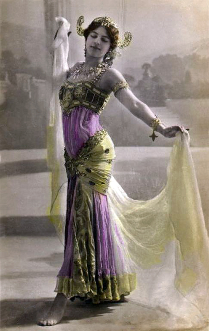 Pohlednice s Mata Hari. Paříž, 1906.
