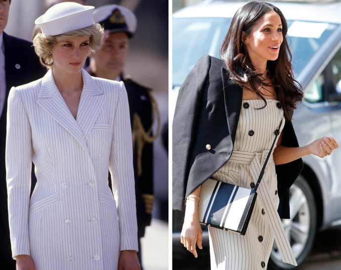 Zdá se, že proužky milovala nejen princezna Diana, ale také Meghan Markle. Důkazem je fotografie princezny Diany v proužkovaném saku, které oblékla při návštěvě Sheffieldu, a fotka Meghan Markle v zapínacích šatech Altuzarra.
