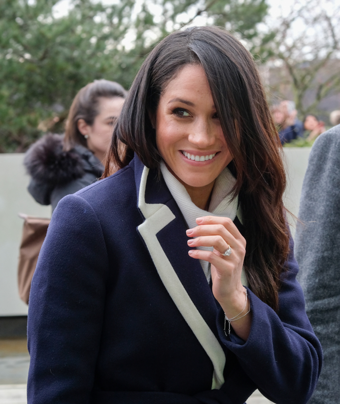 Manželka prince Harryho Megan Markle kdysi měla svůj vlastní web, kde se mimo jiné vyjadřovala ke zdravému životnímu stylu s názvem The Tig. Pro newyorskou kosmetickou firmu BirchBox navíc vysvětlila, proč obličejové józe věří. „Dělám obličejová cvičení od jedné z mých oblíbených estetiček, Nicoly Joss, která vám v podstatě umožňuje vytvarovat si obličej směrem zevnitř ven. Přísahám, že to funguje, i když si připadáte hloupé. Ve dnech, kdy to dělám, jsou mé lícní kosti a čelisti více tvarované. Existuje důvod, proč je v sezóně udílení cen, kdy chce každá herečka vypadat jako velmi žádaná,“ popsala Markle.
