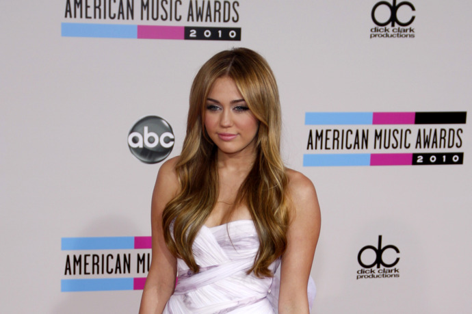 Ve svých začátcích se Cyrus přátelila s Demi Lovato. Byly si velmi blízké, ale přátelství, jak už to tak bývá, uhaslo. Podle zdrojů se Cyrus začala více přátelit se Selenou Gomez, což Lovato nesnášela dobře.
