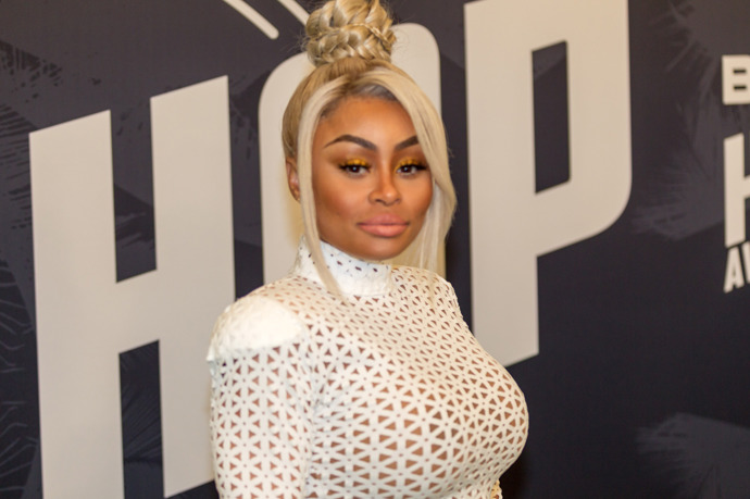 Blac Chyna byla velmi dobrou kamarádkou Kim Kardashian, ovšem ta se postavila na stranu sestry, která se dala dohromady s ex Chyny. Navíc Chyna jako by se chtěla pomstít, začala si s jediným bratrem klanu Kardashian, Robem s nímž má také dítě. Pár spolu, ale nevydržel a dnes si nemohou přijít na jméno.
