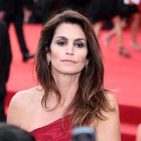 Herečka a modelka Cindy Crawford patří mezi další populární propagátorky obličejové jógy. Jak je vidět, i na ní obličejové cvičení působí přímo blahodárně. I když se věkově už řadí mezi zralé ženy, vypadá lépe než některé dvacítky
