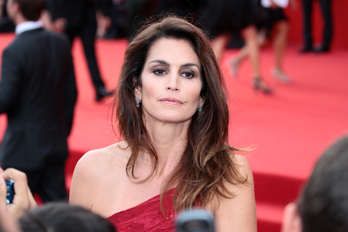 Herečka a modelka Cindy Crawford patří mezi další populární propagátorky obličejové jógy. Jak je vidět, i na ní obličejové cvičení působí přímo blahodárně. I když se věkově už řadí mezi zralé ženy, vypadá lépe než některé dvacítky
