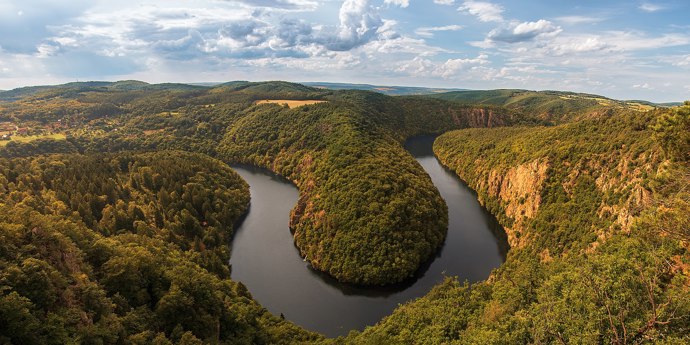 Vyhlídka Máj přináší dechberoucí výhled na řeku Vltavu.
Vyhlídka Máj přináší dechberoucí výhled na řeku Vltavu.