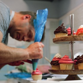 Food stylista Marek Všetečka připravuje dezert na focení
