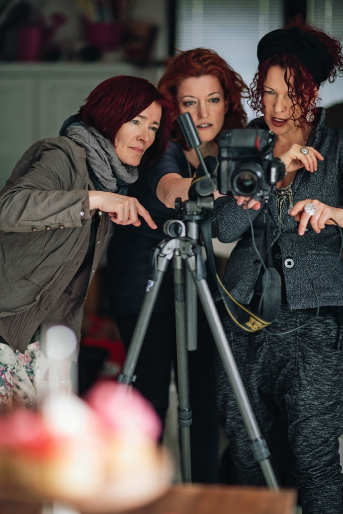 Krátká porada za objektovem – s fotografkou je tu food stylistka Markéta Zindulková a rtdirektorka časopisu Apetit Marcela Kouřilová

