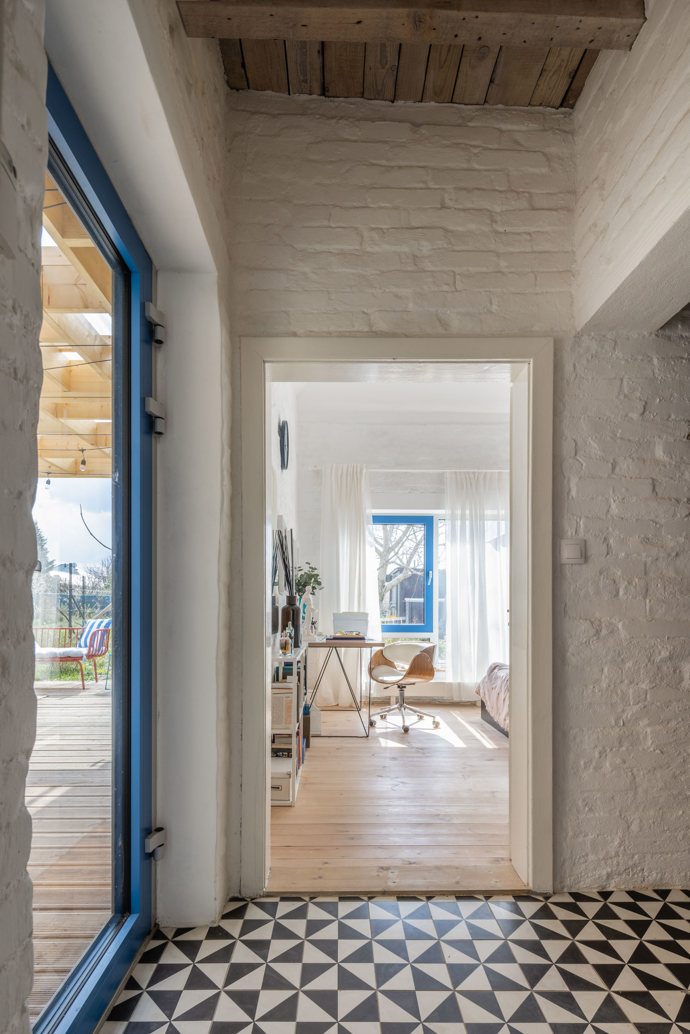 Už k samotnému výběru domku si majitel pozval své kamarády architekty, aby mu potvrdili správnost rozhodnutí. Už tehdy je učarovala místní atmosféra a záhy se shodli také na vzhledu, který by chtěli starému domu vtisknout.
