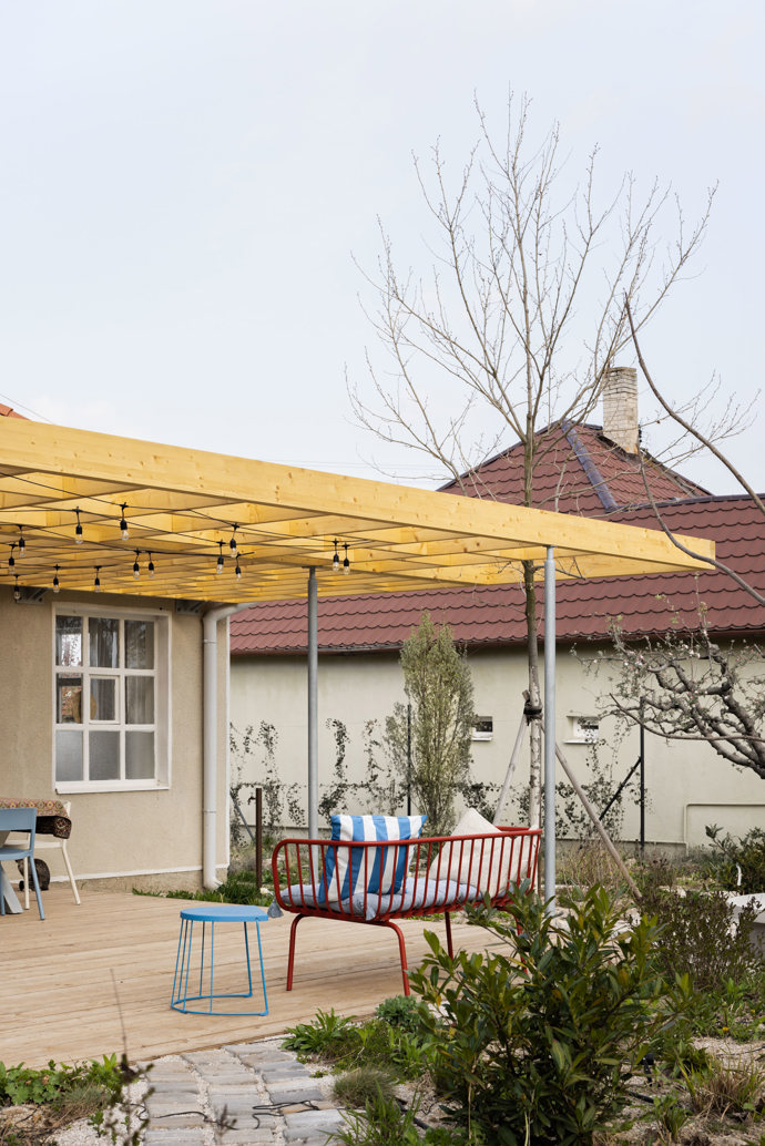 Už k samotnému výběru domku si majitel pozval své kamarády architekty, aby mu potvrdili správnost rozhodnutí. Už tehdy je učarovala místní atmosféra a záhy se shodli také na vzhledu, který by chtěli starému domu vtisknout.
