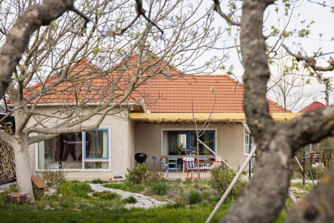 Už k samotnému výběru domku si majitel pozval své kamarády architekty, aby mu potvrdili správnost rozhodnutí. Už tehdy je učarovala místní atmosféra a záhy se shodli také na vzhledu, který by chtěli starému domu vtisknout.
