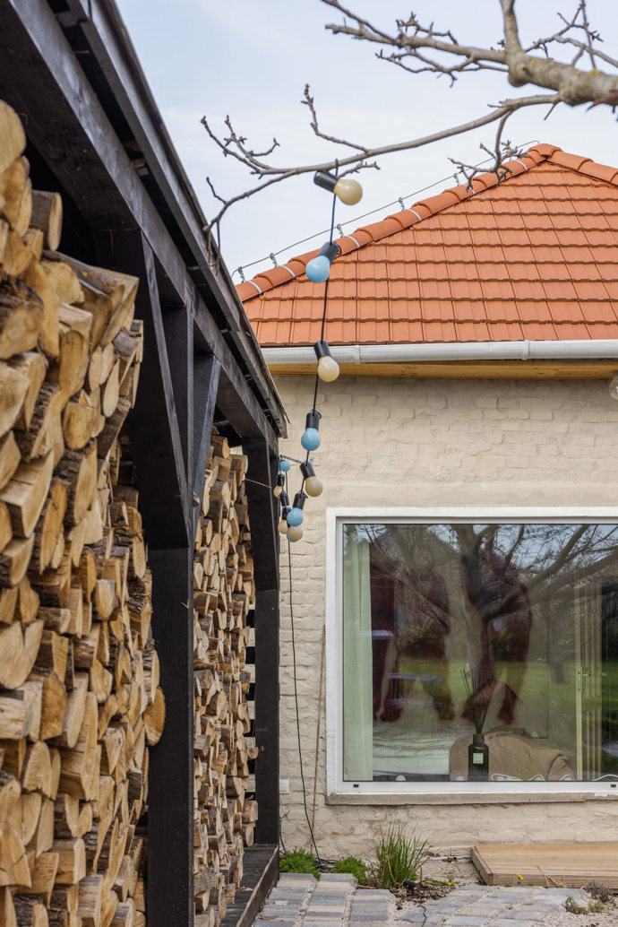 Už k samotnému výběru domku si majitel pozval své kamarády architekty, aby mu potvrdili správnost rozhodnutí. Už tehdy je učarovala místní atmosféra a záhy se shodli také na vzhledu, který by chtěli starému domu vtisknout.
