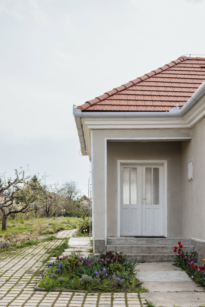 Už k samotnému výběru domku si majitel pozval své kamarády architekty, aby mu potvrdili správnost rozhodnutí. Už tehdy je učarovala místní atmosféra a záhy se shodli také na vzhledu, který by chtěli starému domu vtisknout.
