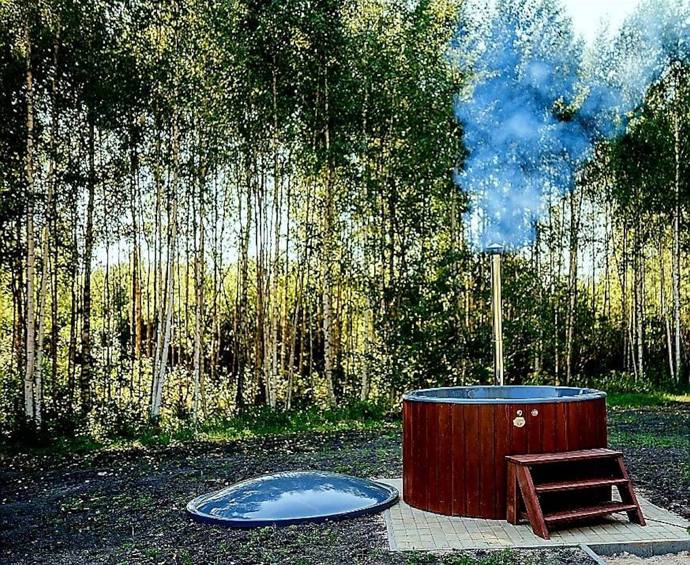 „Místo velkolepých plánů a domluvených developerů, jsme se na pozemku, který připomínal zarostlý prales o velikosti 3 000 m², objevili jen my dva. Manžel Ash neuměl tou dobou ani slovo česky a já zase nevěděla absolutně nic o výstavbě čehokoliv,“ vzpomíná Vlaďka.
„Místo velkolepých plánů a domluvených developerů, jsme se na pozemku, který připomínal zarostlý prales o velikosti 3 000 m², objevili jen my dva. Manžel Ash neuměl tou dobou ani slovo česky a já zase nevěděla absolutně nic o výstavbě čehokoliv,“ vzpomíná Vlaďka.
