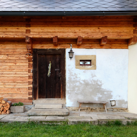 Stáří budovy v bývalých Sudetech odborníci odhadují na 200-250 let. Současní majitelé se rozhodli do rozsáhlé rekonstrukce, jejímž cílem bylo obnovit tuto ojedinělou ukázku venkovské lidové architektury v její co možná nejvíce autentické podobě.
