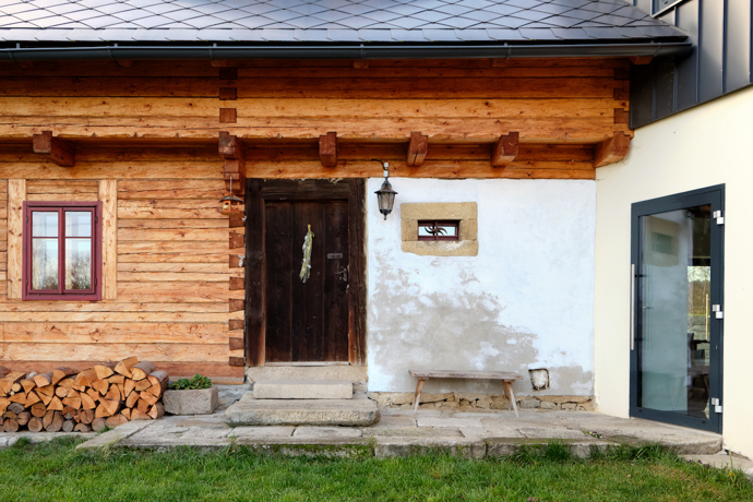 Stáří budovy v bývalých Sudetech odborníci odhadují na 200-250 let. Současní majitelé se rozhodli do rozsáhlé rekonstrukce, jejímž cílem bylo obnovit tuto ojedinělou ukázku venkovské lidové architektury v její co možná nejvíce autentické podobě.
Stáří budovy v bývalých Sudetech odborníci odhadují na 200-250 let. Současní majitelé se rozhodli do rozsáhlé rekonstrukce, jejímž cílem bylo obnovit tuto ojedinělou ukázku venkovské lidové architektury v její co možná nejvíce autentické podobě.