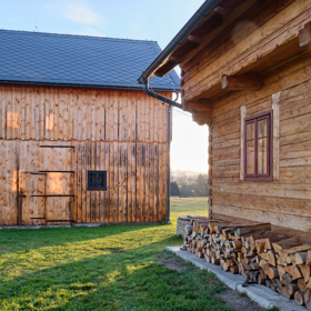 Stáří budovy v bývalých Sudetech odborníci odhadují na 200-250 let. Současní majitelé se rozhodli do rozsáhlé rekonstrukce, jejímž cílem bylo obnovit tuto ojedinělou ukázku venkovské lidové architektury v její co možná nejvíce autentické podobě.
