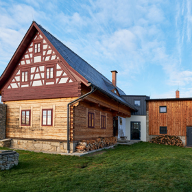 Stáří budovy v bývalých Sudetech odborníci odhadují na 200-250 let. Současní majitelé se rozhodli do rozsáhlé rekonstrukce, jejímž cílem bylo obnovit tuto ojedinělou ukázku venkovské lidové architektury v její co možná nejvíce autentické podobě.
