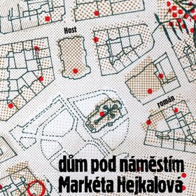 Nový román Markéty Hejkalové s názvem Dům pod náměstím je příběh jednoho domu v srdci malého města, který vypráví o své historii a lidech, kteří ho obývali a pracovali v něm, aby jejich prostřednictvím popsal i zlomové okamžiky našich dějin.
