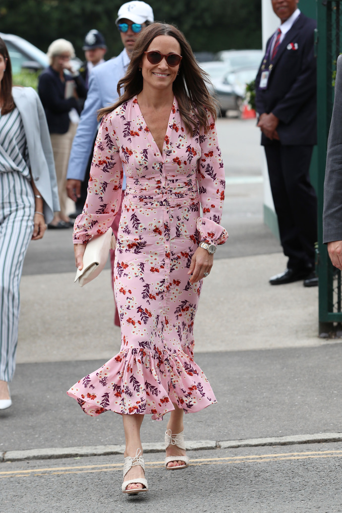 V růžových šatech s drobným květinovým vzorem dorazila Pippa Middleton na Wimbledon v roce 2019.
V růžových šatech s drobným květinovým vzorem dorazila Pippa Middleton na Wimbledon v roce 2019.