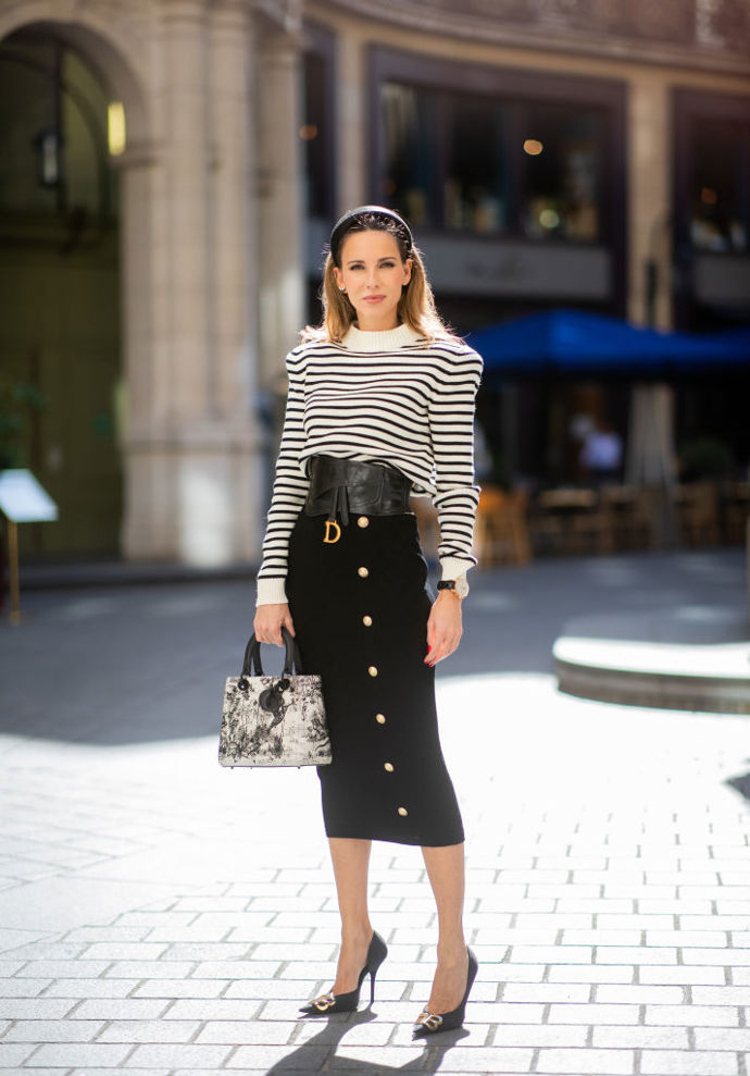 Pruhovaný svetr přímo vybízí k elegantním outfitům ve francouzském stylu.
