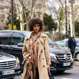 Béžový trenčkot je podzimní must have kousek, hodí se totiž úplně ke všemu.
