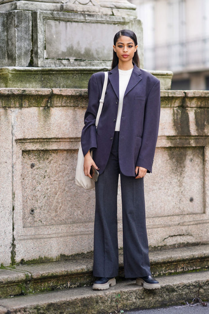 U saka můžete sáhnout po oversized modelu s velkými vycpávkami, jaké s oblibou nosila například princezna Diana.
