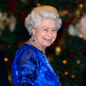 Není žádným tajemstvím, že příslušnice britské královské rodiny musí dodržovat několik beauty pravidel. Jedno z pravidel například zakazovalo, aby královna Alžběta II. měla nalakované nehty výraznou barvu. Královna toto pravidlo naprosto respektovala, a tak měla nehty povětšinou nenalakované, případně potřené jemně narůžovělým lakem v odstínu Ballet Slippers (baletní střevíčky) od značky Essie. Mimochodem, tento odstín si královna zamilovala už na sklonku roku 1989.
