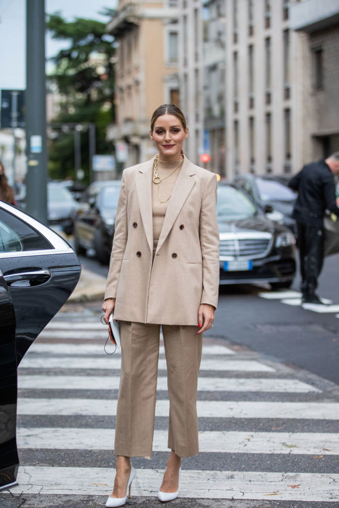 Olivia Palermo sladila béžový outfit tón v tónu a přidala bílé lodičky
