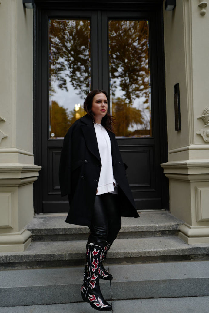 Nestárnoucí černobílý outfit rozzáříte kovbojskými botami s barevným vzorem.
