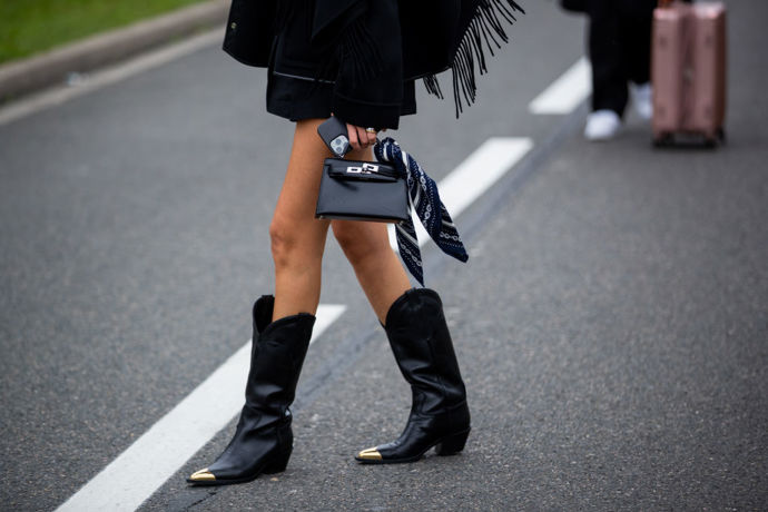 I outfit s kovbojskými botami může být minimalistický a elegantní.
