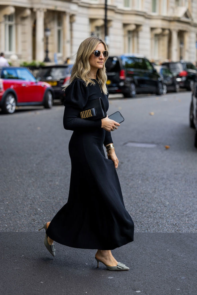 Střídmý celočerný outfit se zlatými detaily je ideální volbou třeba pro podzimní návštěvu divadla.
