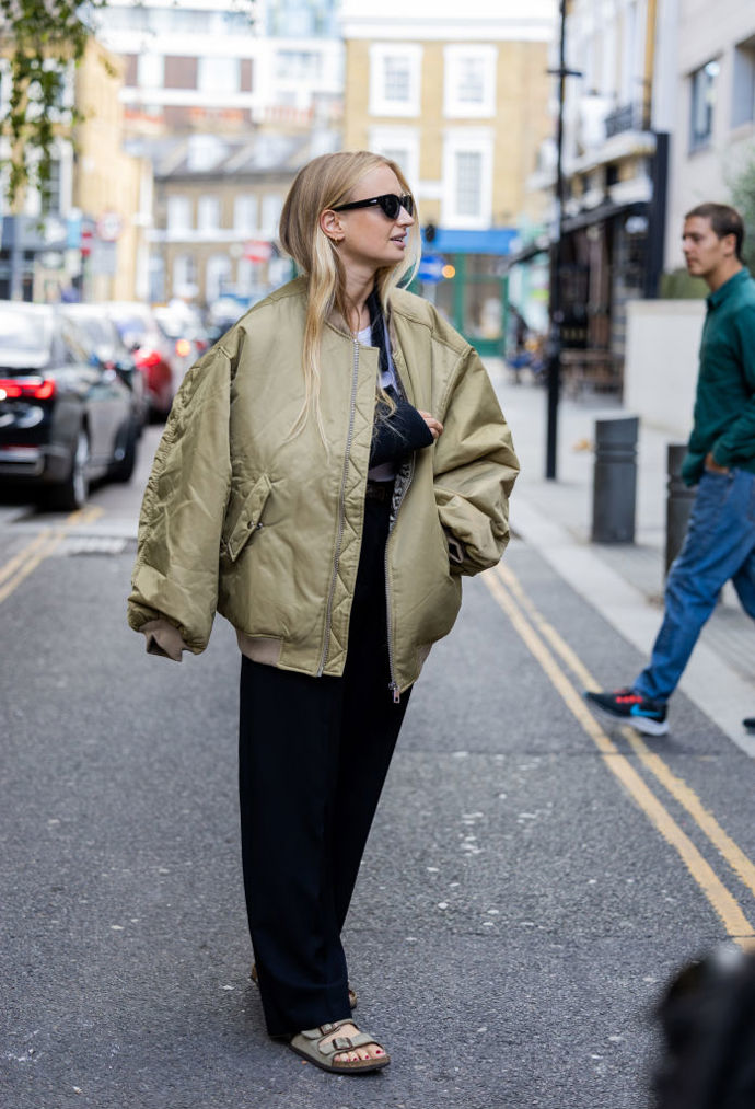 Oversized bomber v khaki odstínu je podle nás jedním ze základů podzimního šatníku.
