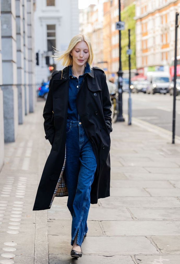 All denim outfit a k němu černý Burberry trenčkot – může být tento look ještě více londýnský?
