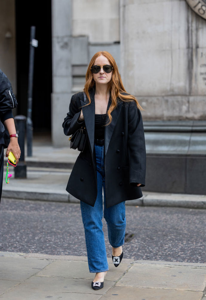 S černým oversized blejzrem a modrými džínami nemůžete udělat chybu. Stačí look rozsvítit efektními balerínami s výraznou sponou.
