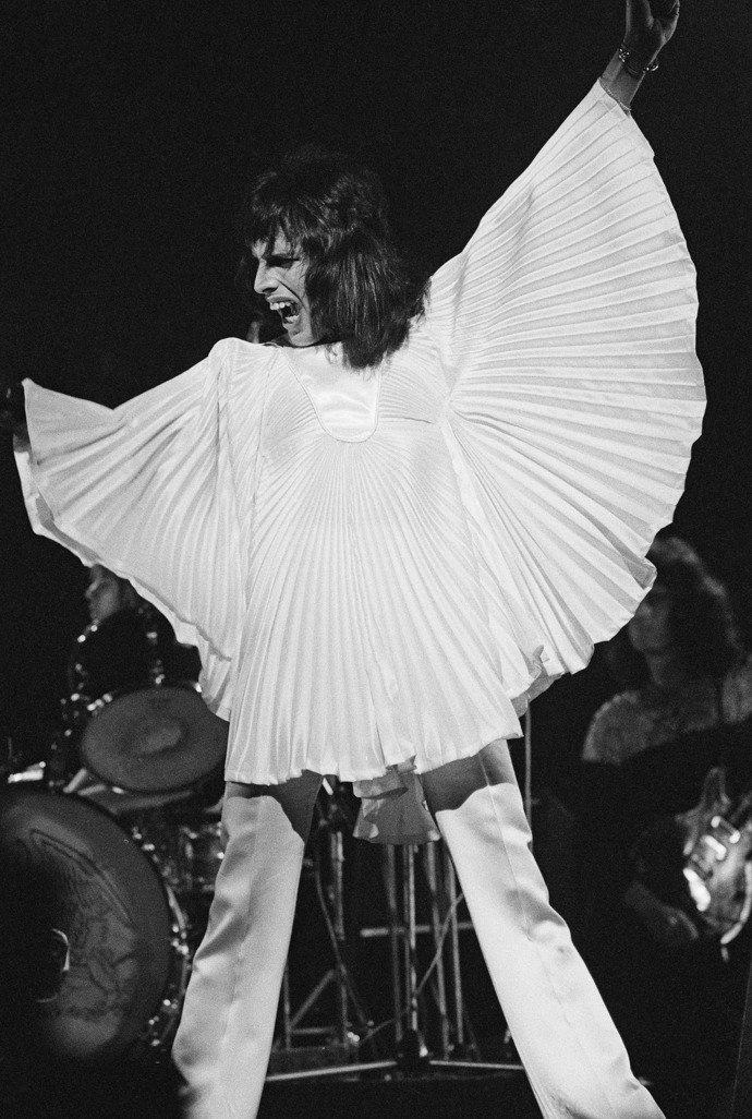Ani takového outfitu se Freddie Mercury nezalekl. 
