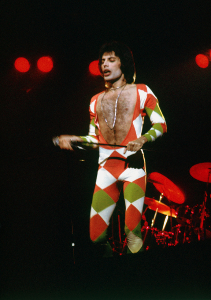 Oblíbený overal s výstřihem, který Freddie Mercury s oblibou nosil na konci 70. let.
