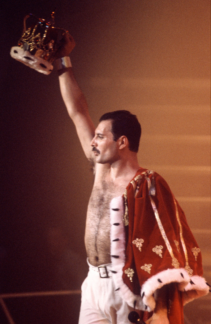 Král Freddie Mercury na koncertě v Belgii.
