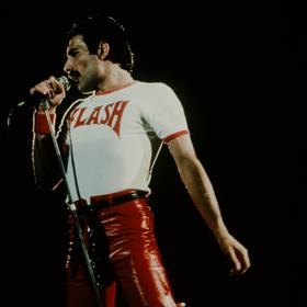 Kožené červené kalhoty a tričko Flash - poznávací znamení Freddieho Mercuryho. 

