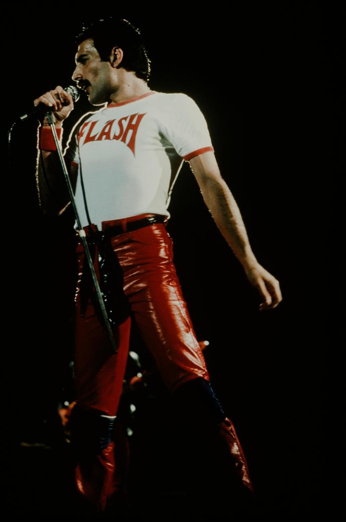 Kožené červené kalhoty a tričko Flash - poznávací znamení Freddieho Mercuryho. 
