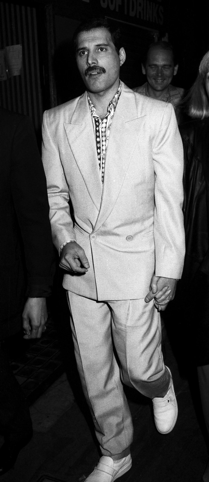 I takhle jste mohli potkat Freddieho Mercuryho. Fotka pochází z roku 1988. 
