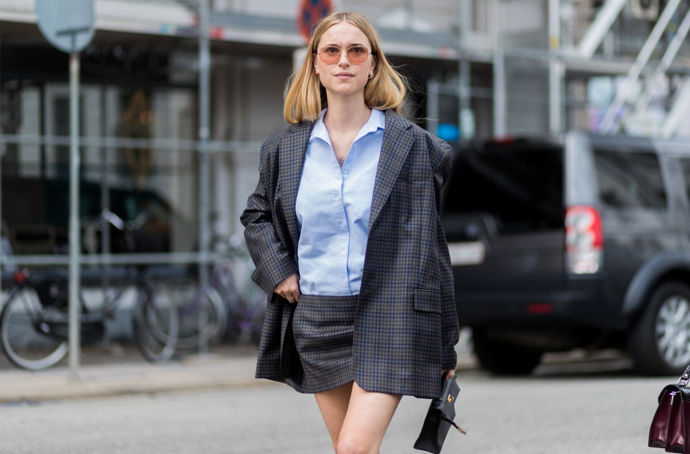 Pernille Teisbaek oblékla ke kostkovanému saku i sladěnou minisukni a nadčasovou modrou košili.
