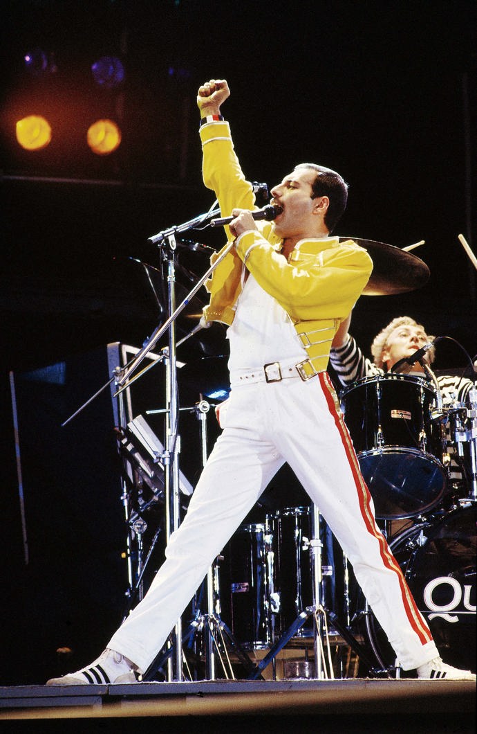 Pravděpodobně jeden z nejikoničtějších outfitů Freddieho Mercuryho. 
